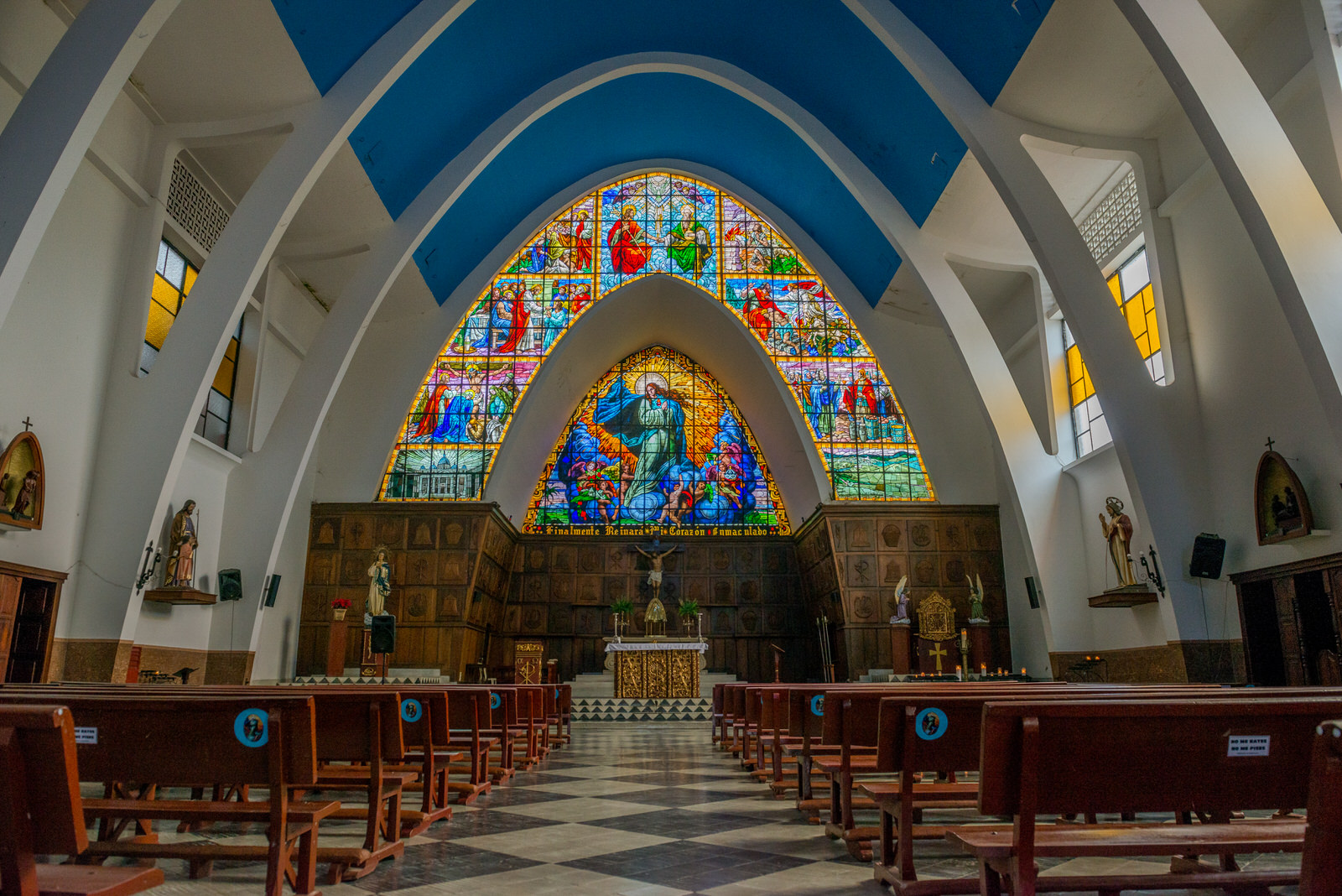 El Vitral más grande de Latinoamérica Parroquia La Inmacula Concepción Versalles